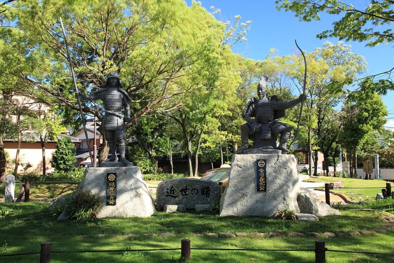 1024px-Monuments_of_Imagawa_Yoshimoto_&_Oda_Nobunaga,_Okehazamakita_Midori_Ward_Nagoya_2012